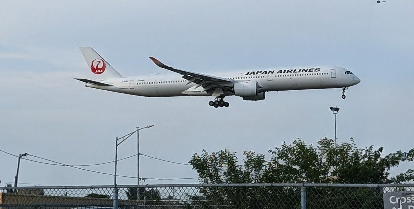 JFK空港に到着したJapan Airlines機体とニューヨーク日本語空港送迎｜TAKI LIMO